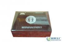 精品工藝紅木禮盒+雕刻+貼金箔紙[供應(yīng)]_竹木包裝制品_世界工廠網(wǎng)中國產(chǎn)品信息庫