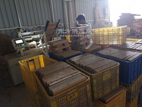 鉆德快木柄加工機(jī) 方形木柄機(jī) 木腿刨削木機(jī) 運(yùn)行穩(wěn)定,操作簡單,通俗易懂,一鍵轉(zhuǎn)換產(chǎn)品樣式,省時省力,低熱低噪音,普通工人即可操作